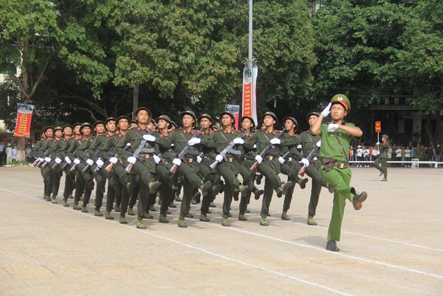 Mãn nhãn với màn đẩy ô tô, đập bê tông của các chiến sĩ công an - 1