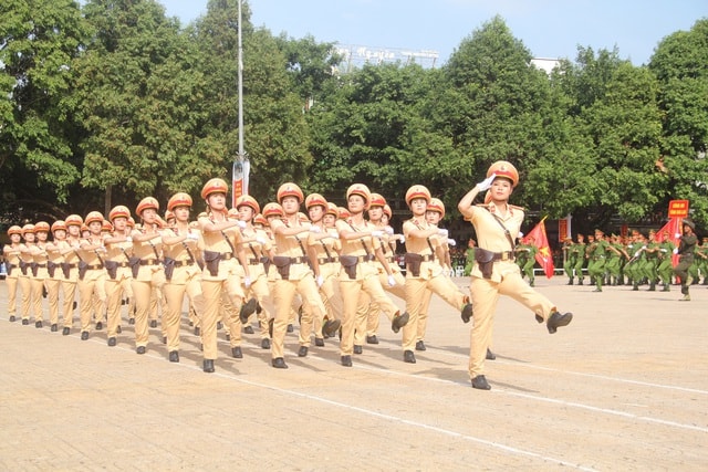 Mãn nhãn với màn đẩy ô tô, đập bê tông của các chiến sĩ công an - 2