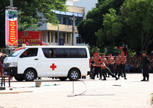Mãn nhãn với màn đẩy ô tô, đập bê tông của các chiến sĩ công an - 5