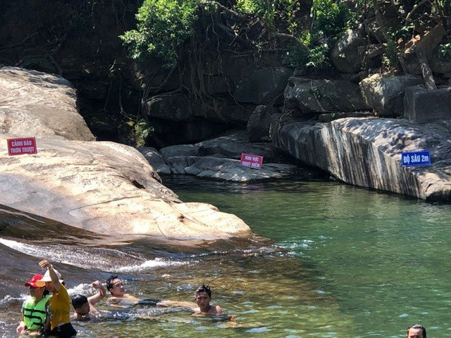 Bé gái 9 tuổi tử vong sau khi đuối nước tại thác trượt - 1