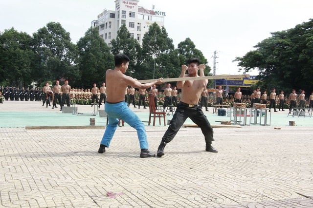 Mãn nhãn với màn đẩy ô tô, đập bê tông của các chiến sĩ công an - 3