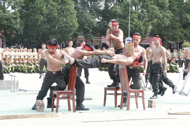 Mãn nhãn với màn đẩy ô tô, đập bê tông của các chiến sĩ công an - 6