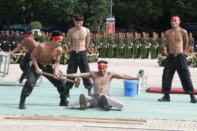 Mãn nhãn với màn đẩy ô tô, đập bê tông của các chiến sĩ công an - 7