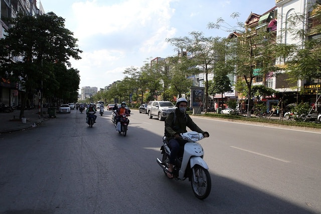 Bóng mát quý giá trên đường phố Hà Nội ngày nóng đỉnh điểm - 10