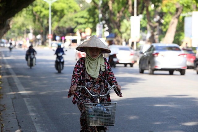 Bóng mát quý giá trên đường phố Hà Nội ngày nóng đỉnh điểm - 11