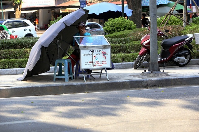 Bóng mát quý giá trên đường phố Hà Nội ngày nóng đỉnh điểm - 12