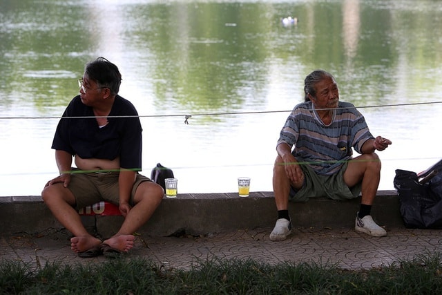 Bóng mát quý giá trên đường phố Hà Nội ngày nóng đỉnh điểm - 13