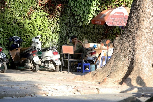 Bóng mát quý giá trên đường phố Hà Nội ngày nóng đỉnh điểm - 14