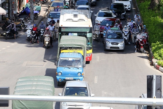 Bóng mát quý giá trên đường phố Hà Nội ngày nóng đỉnh điểm - 2