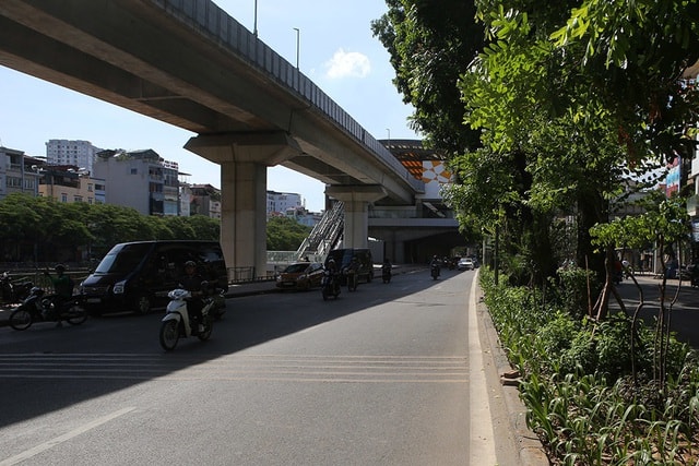 Bóng mát quý giá trên đường phố Hà Nội ngày nóng đỉnh điểm - 4