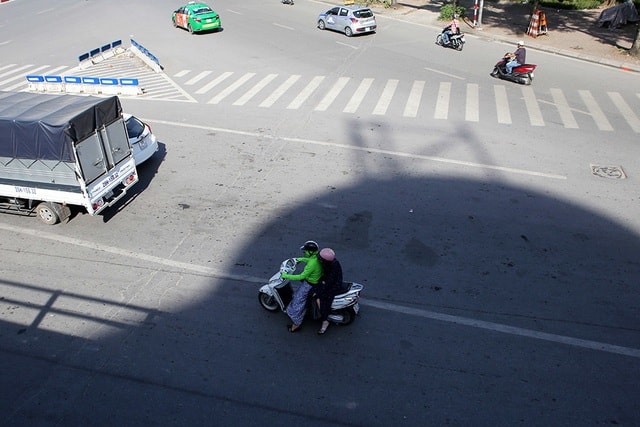 Bóng mát quý giá trên đường phố Hà Nội ngày nóng đỉnh điểm - 5