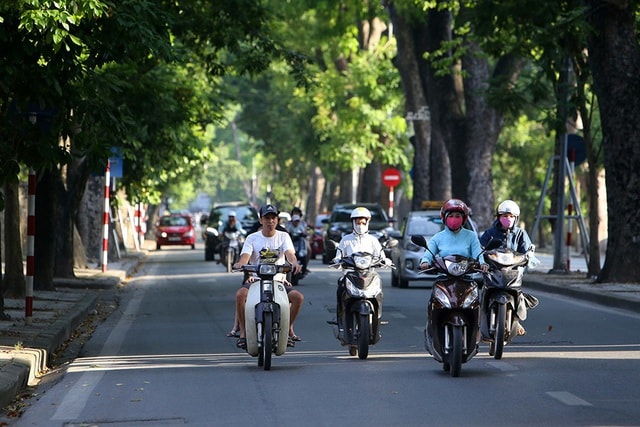 Bóng mát quý giá trên đường phố Hà Nội ngày nóng đỉnh điểm - 9