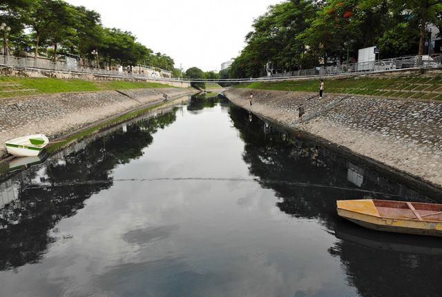 ha noi: may lam sach song to lich duoc dua len bo bao duong hinh anh 9