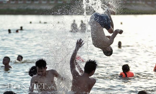 ảnh, clip: dan hà nọi keo nhau ra bãi dạp tám nhu... di biẻn hinh anh 7