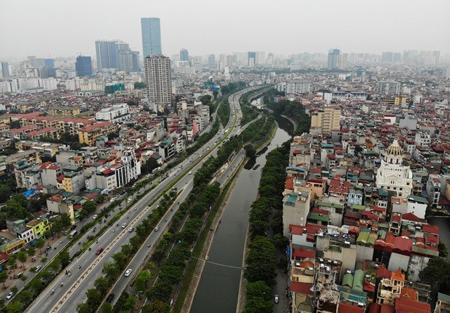 Sông Tô Lịch bất ngờ chuyển màu xanh sau khi nhận nước từ hồ Tây - 1