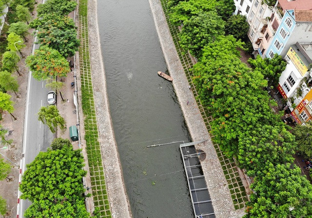 Sông Tô Lịch bất ngờ chuyển màu xanh sau khi nhận nước từ hồ Tây - 2