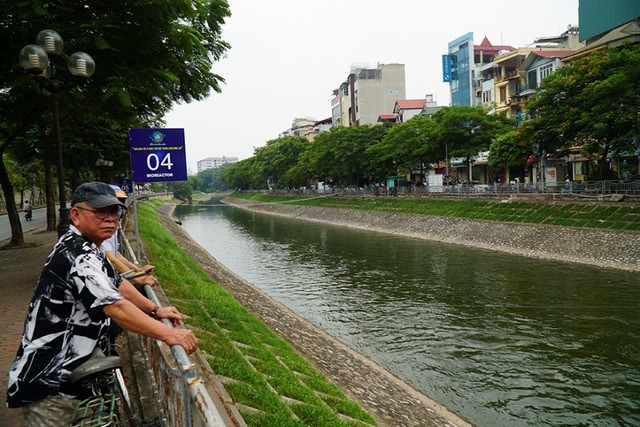 Sông Tô Lịch bất ngờ chuyển màu xanh sau khi nhận nước từ hồ Tây - 3