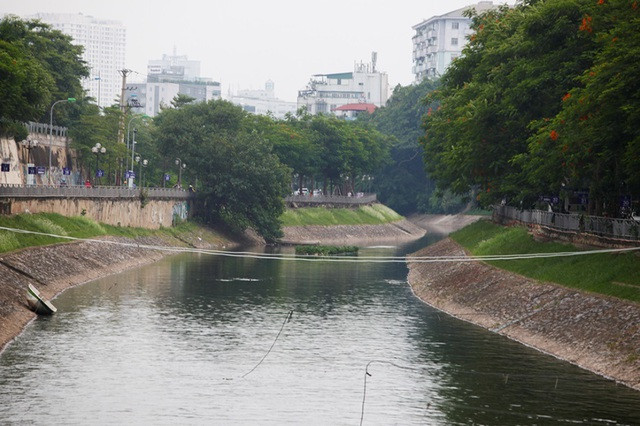 Sông Tô Lịch bất ngờ chuyển màu xanh sau khi nhận nước từ hồ Tây - 5