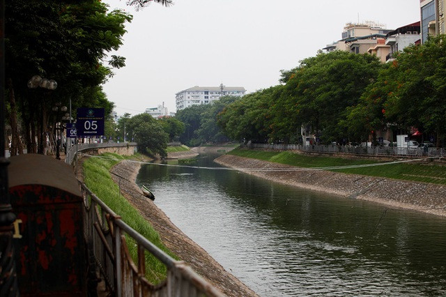 Sông Tô Lịch bất ngờ chuyển màu xanh sau khi nhận nước từ hồ Tây - 10