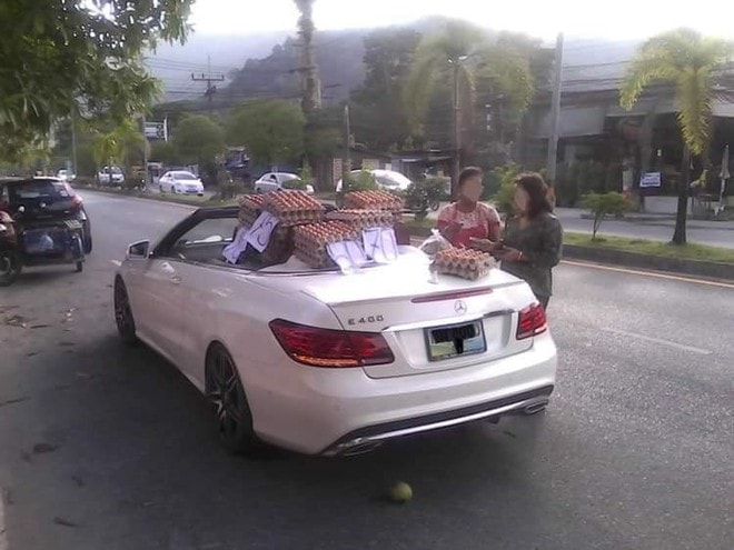 Mang cả Mercedes tiền tỷ đi bán trứng dạo, nữ tài xế khiến cả phố phải kinh ngạc  - Ảnh 1.