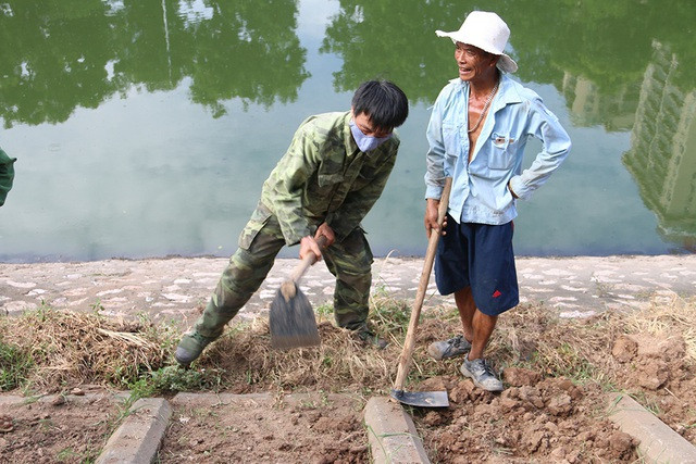 Bờ kè sông Tô Lịch được phủ xanh bằng cỏ lá tre - 2