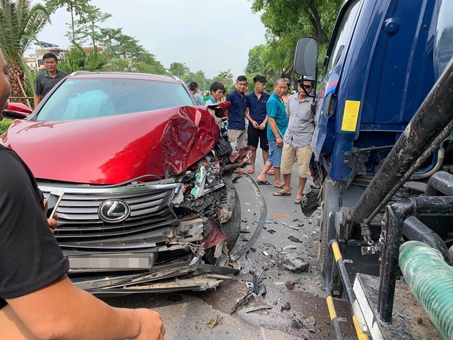 Hiện trường vụ Lexus tiền tỷ nát đầu, bung túi khí khi đối đầu xe bồn ở Hà Nội - Ảnh 2.