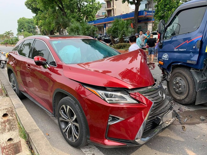 Hiện trường vụ Lexus tiền tỷ nát đầu, bung túi khí khi đối đầu xe bồn ở Hà Nội - Ảnh 3.