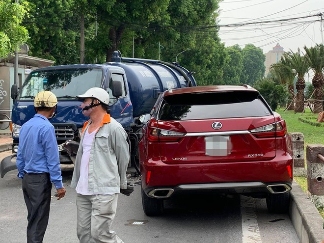 Hiện trường vụ Lexus tiền tỷ nát đầu, bung túi khí khi đối đầu xe bồn ở Hà Nội - Ảnh 4.