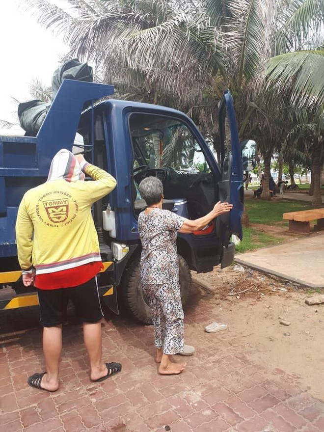 Người đàn ông đánh xe ben chở mẹ và con trai đi biển, đoạn trò chuyện của họ càng gây xúc động - Ảnh 3.