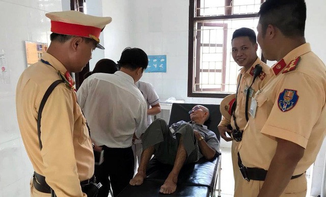 Cụ ông 81 tuổi bất tỉnh ven đường được CSGT Hà Nội giúp đỡ - 1