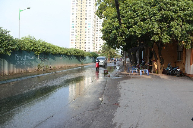 Người dân khốn khổ vì đoạn phố ngập nước cống ở Hà Nội - 9