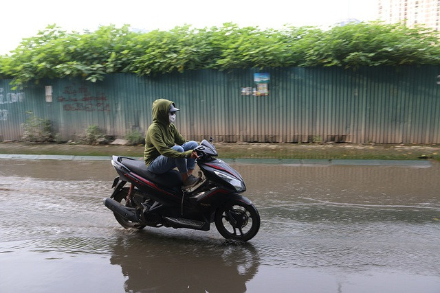 Người dân khốn khổ vì đoạn phố ngập nước cống ở Hà Nội - 6