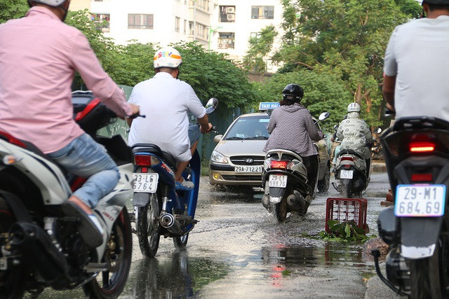 Người dân khốn khổ vì đoạn phố ngập nước cống ở Hà Nội - 3