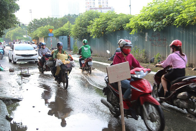 Người dân khốn khổ vì đoạn phố ngập nước cống ở Hà Nội - 1