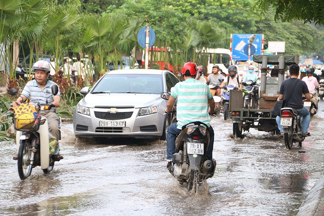 Người dân khốn khổ vì đoạn phố ngập nước cống ở Hà Nội - 2