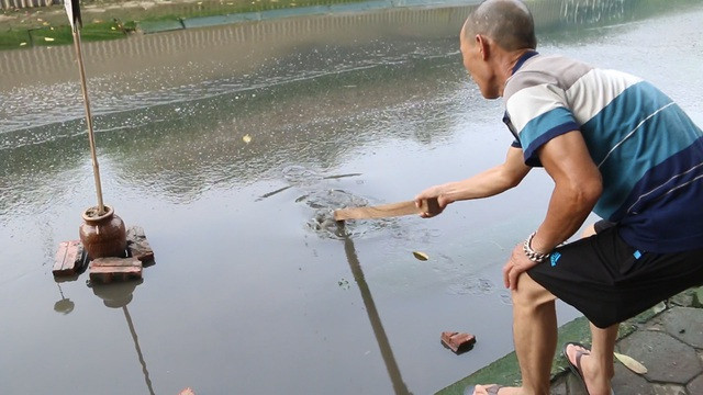 Người dân khốn khổ vì đoạn phố ngập nước cống ở Hà Nội - 8