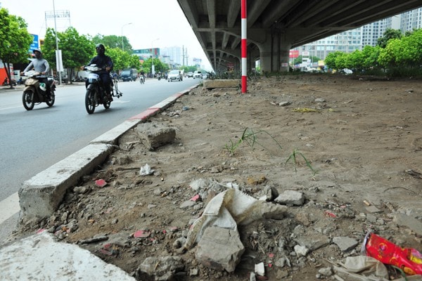 Dải phân cách trục vành đai 3 như một bãi đất hoang chạy giữa lòng Hà Nội - Ảnh 4.