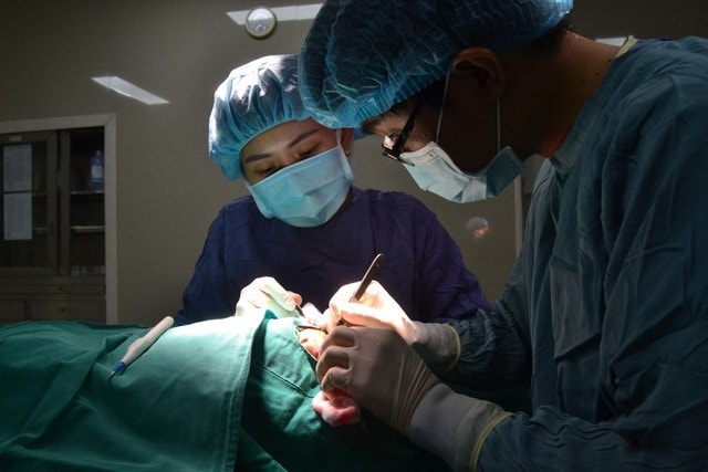 Tẩy nốt ruồi lạ trên mũi vì không hợp phong thuỷ, người đàn ông không ngờ mắc ung thư - Ảnh 1.