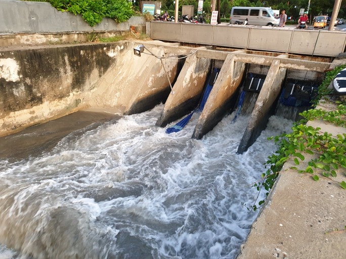 Sau cơn mưa, nước thải đen ngòm lại chảy tuôn xối xả ra biển Đà Nẵng - Ảnh 1.