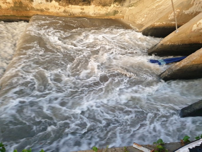 Sau cơn mưa, nước thải đen ngòm lại chảy tuôn xối xả ra biển Đà Nẵng - Ảnh 3.