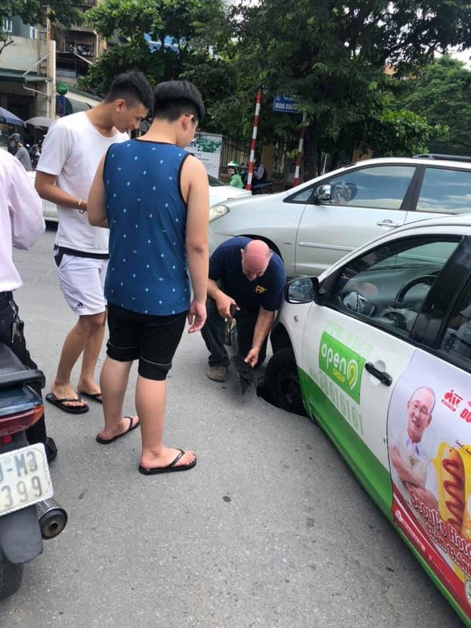 Taxi sụt bánh giữa đường, tài xế và khách thi nhau chụp hình, dân mạng tranh cãi nguyên nhân - Ảnh 3.