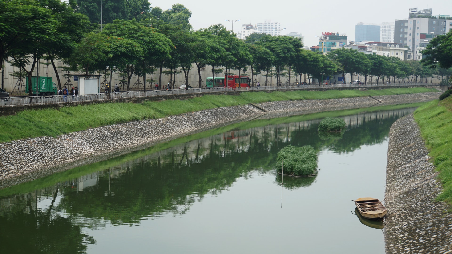Hình ảnh sông Tô Lịch khi nước Hồ Tây cuồn cuộn đổ vào - 11