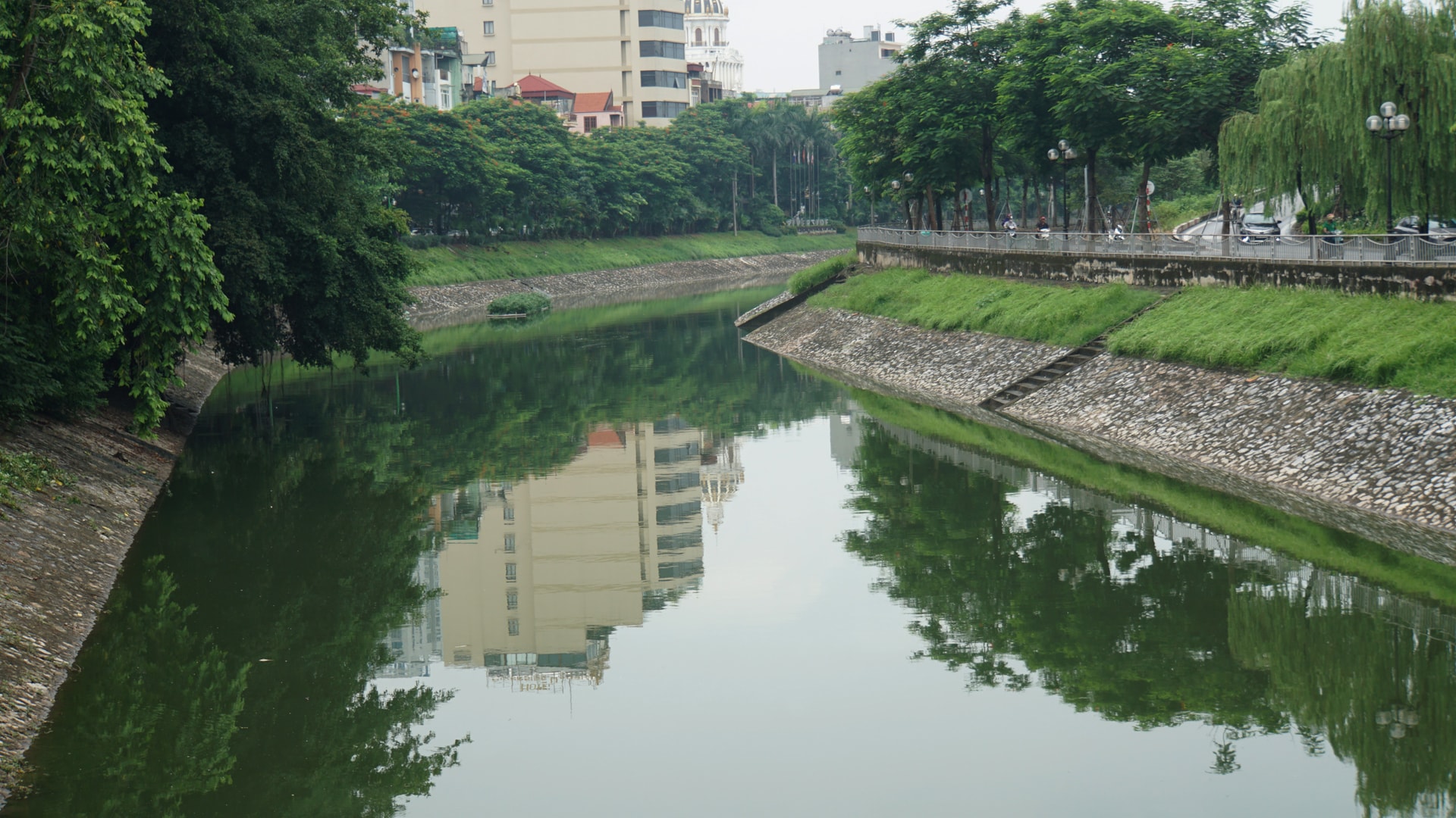 Hình ảnh sông Tô Lịch khi nước Hồ Tây cuồn cuộn đổ vào - 12