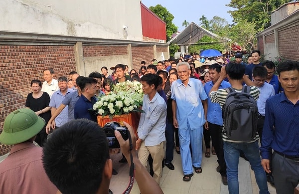 Chiều 7/8, không khí tang thương bao trùm đường quê xã Nga Thanh, huyện Nga Sơn, tỉnh Thanh Hoá nơi tổ chức tang lễ cho bé trai Lê Hoàng L. (6 tuổi, học trường Gateway, Hà Nội) bị bỏ quên trên xe, dẫn đến tử vong.