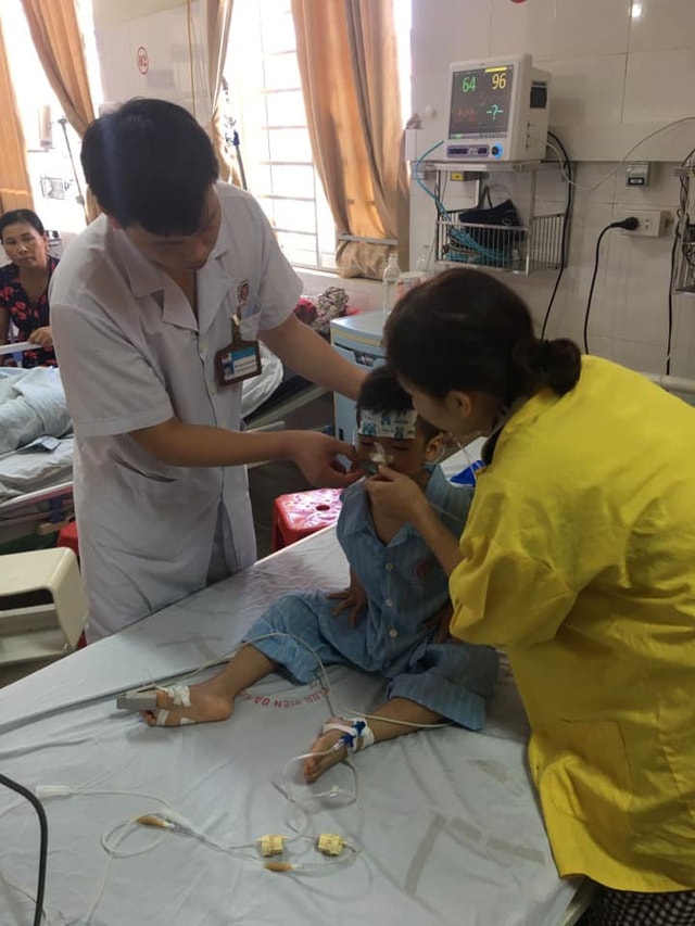 Cứu sống cháu bé rơi xuống giếng sâu 8m - 1