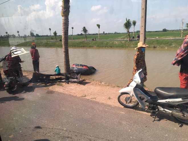 Ô tô lao thẳng xuống sống, người phụ nữ chật vật chui ra từ cửa ghế lái thoát nạn - Ảnh 1.