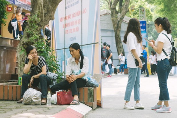 Bức ảnh người ông ngồi quạt cho cháu ngủ trên ghế đá trong ngày nhập học: Cháu cứ mơ những giấc mơ đẹp, thế giới ngoài kia đã có ông lo - Ảnh 3.