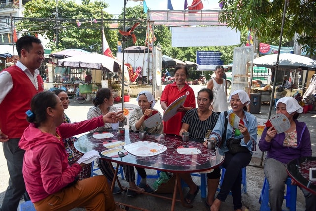 Hà Nội: Dùng xe buýt làm điểm trú nóng cho người lao động - 2