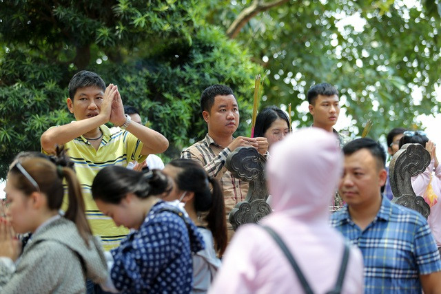 Hà Nội: Dân công sở đội nắng 40 độ C đi lễ rằm tháng bảy - 12