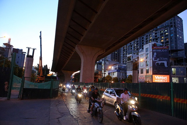 Giao thông chật vật qua những công trường đường trên cao ở Hà Nội - 6